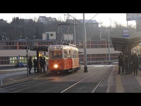 Świąteczny tramwaj na pętli Siedlce. Tramwaj wystrojony lampkami