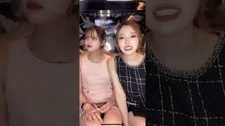 真ん中のキャバ嬢に注目！ハンカチがずれてパンチラ❤️丸見え！黒い様な…ノーパン？