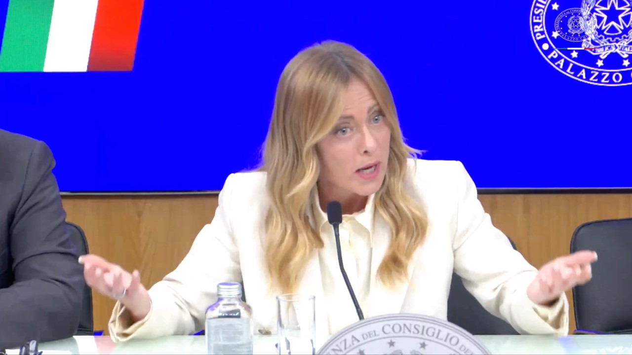 BATTIBECCO TRA GIORGIA MELONI E CLAUDIA FUSANI AL TERMINE DELLA CONFERENZA STAMPA