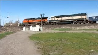 preview picture of video 'BNSF with SD70MAC in Finley Washington 3/26/15'
