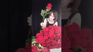 Buchet din 101 Trandafirii roșii - cadoul perfect pentru iubita ta!