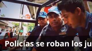 preview picture of video 'Policías se roban los juguetes en Pichucalco Chiapas'