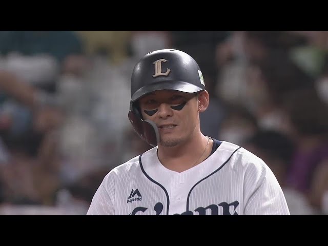 【4回裏】チャンスで決めた!! ライオンズ・栗山巧 満塁の場面で先制のタイムリーヒットを放つ!! 2022年10月1日 埼玉西武ライオンズ 対 福岡ソフトバンクホークス