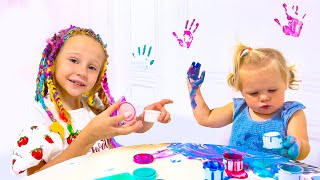 Nastya ve Maggie Dadı rolünde kız kardeşleriyle ilgileniyor - Çocuklar