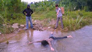 Download lagu A single mother was kidnapped by thugs, and everyone is making an effort to find her. mp3 Download lagu A single mother was kidnapped by thugs, and everyone is making an effort to find her. mp3