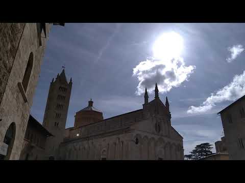 massa marittima piazza del comune con duomo bellissimo