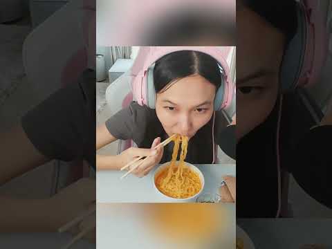 Aru eats spicy RAMEN on Roblox!🥵🌶 #roblox #robloxshorts