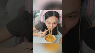 Aru eats spicy RAMEN on Roblox!🥵🌶 #roblox #robloxshorts