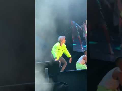 #Lay #LayZhang #ExoLay #张艺兴 [fancam] Peach - Lay concert NANJING 190720