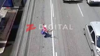 Hombre con un machete y un palo intenta agredir a policías en la 27 de febrero