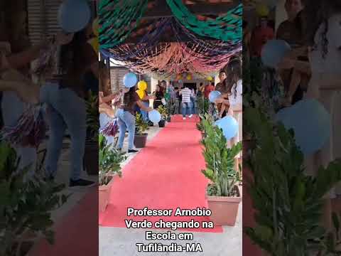 Professor Arnobio Verde chegando na Escola de Tempo Integral Dom Pedro, em Tufilândia-MA