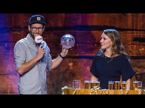 Carolin Kebekus bekommt 1LIVE Krone überreicht - PussyTerror TV