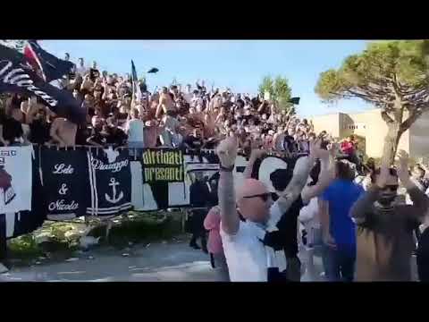 Tifosi del Viareggio Cantano Contro i Lucchesi - Rivalità Infiammata