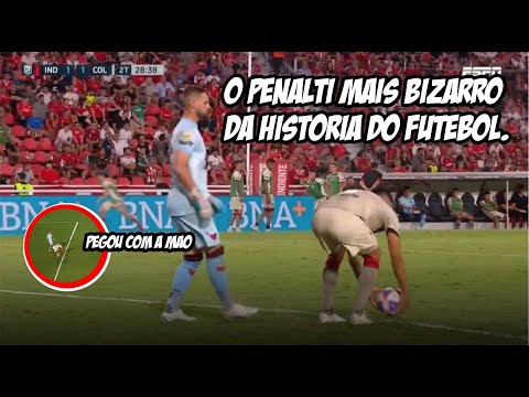 Zagueiro pega a bola com as mãos e comete pênalti bizarro na Argentina