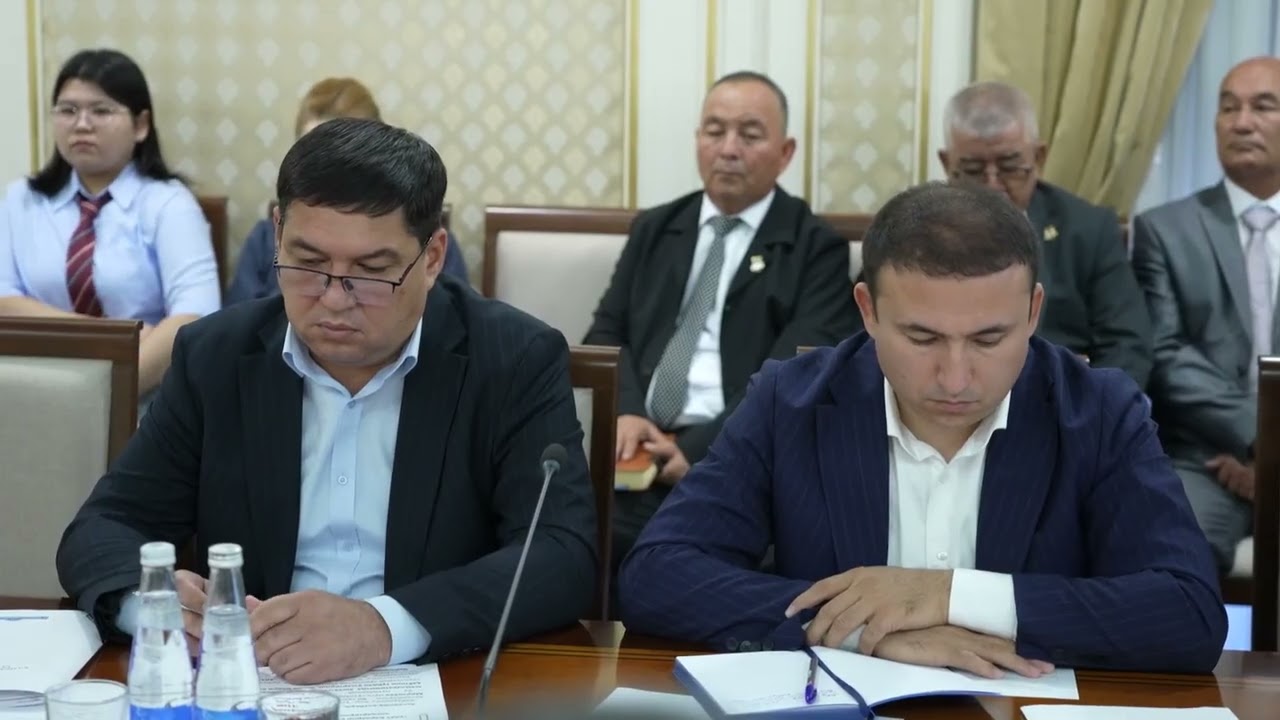 Senatda davra suhbati bo'lib o'tdi.
