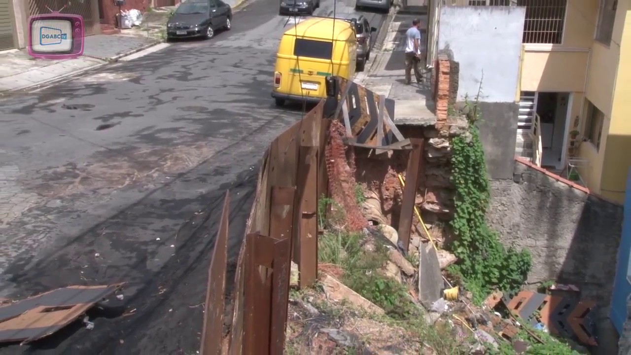 Rede de esgoto leva prejuízo a rua no Pq. João Ramalho