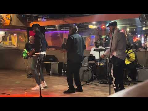 Mr Bio dans ses œuvres et l’orchestre (Laudy Mukaba) 