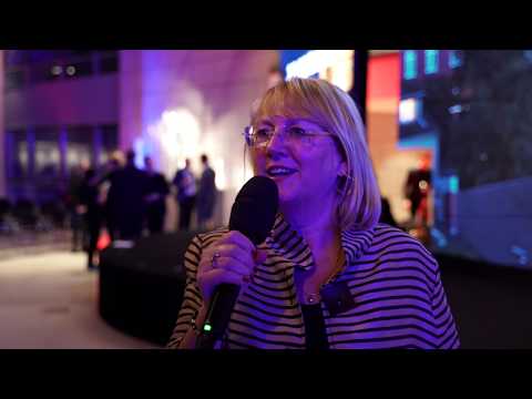 Video-Vorschaubild: Silvia Kramarz am Mikrofon im Interview