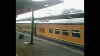 preview picture of video '[Jabodetabek] CC 20127 + Kertajaya (TanjungPriok-PasarTuri 長距離列車) Cakung駅 通過'