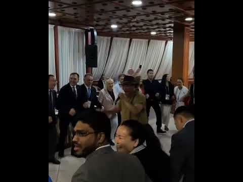 Обнародованы кадры как спортивные функционеры резвятся в кулуарах Игр