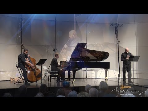 AMAZING - "FLASH MOB" - What a beautiful way to start a musical program during the final seating!