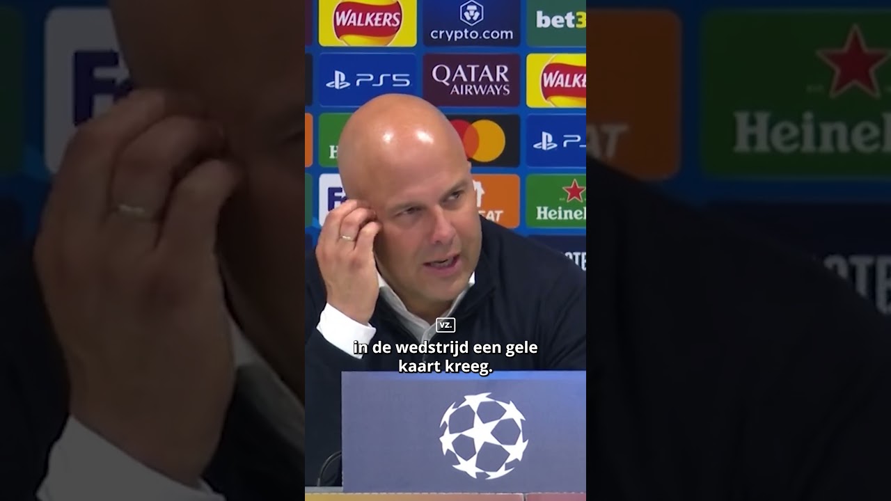 Arne Slot krijgt lachers op de hand in de perszaal na mooie woorden voor Ryan Gravenberch 🤣😁 #livrma