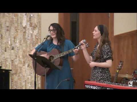 Un cor ingeresc - cântarea surorilor de la școla misionară.