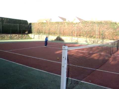 killian play tennis