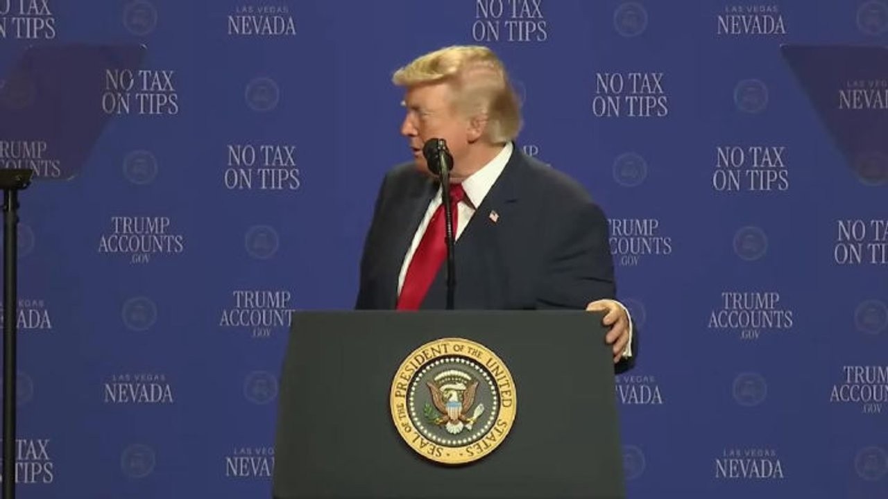 Trump rincorre bambino che vaga sul palco e scherza: Non voglio cada come Biden