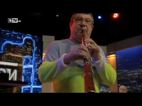 Професор Илия Илиев с чисто новия си инструмент "тарогато"