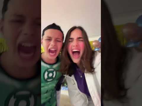 The twins Antônio and JP are at Lorrayne Oliveira's house.