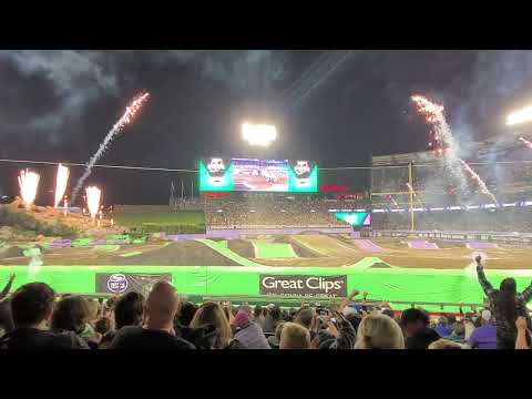 Monster Jam Superstar Challenge 2023 - Megalodon Neon vs Grave Digger Nitro - Racing