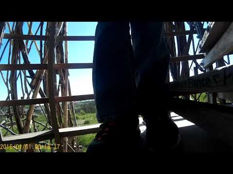 vystoupání po schodech na rozhledně Doubravka v Praze 14 Kyjích