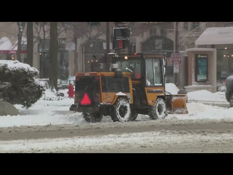 How residents in the Chicago area are dealing with the snow storm