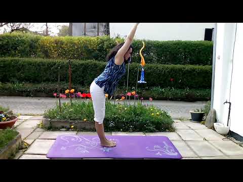 Pada Hasthasana - Hand-Fuss-Stellung-Vorbeuge im Stehen / La Pinza de Pie-Postura Mano a los Pies