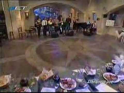 Kshmerwnei kai vradyazei (egw plhrwnw ta matia pou agapw)