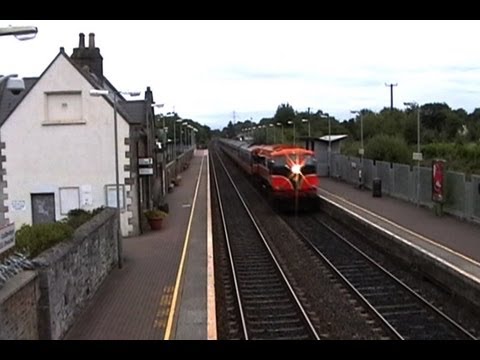 086 & Cravens working a Dublin-Portlaoise GAA special at Hazelhatch on 31-July-2005.