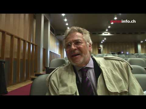 Magician Charly Borra shows Swiss police how pickpockets operate