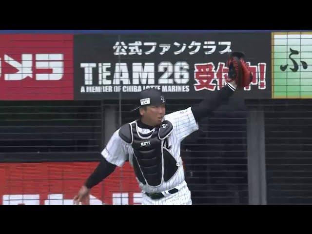 マリーンズ里崎 フェンスに激突しながらもフライを好捕!! ルーキー吉田の活躍に刺激!! 2014/3/14 M-Bs