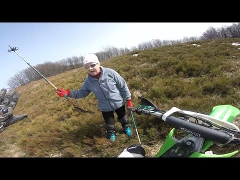 Szalona babcia leje gościa na motocyklu kijami do chodzenia!