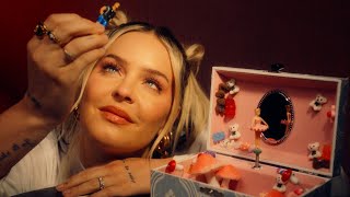 Musik-Video-Miniaturansicht zu Never Loved Anyone Before Songtext von Anne-Marie