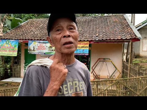 Sungguh Kasihan, Kakek Ini Terpaksa Mulung Barang-barang Bekas Untuk Beli Beras