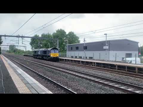 66423 (DRS) passing through Hillington East station. 16/08/22