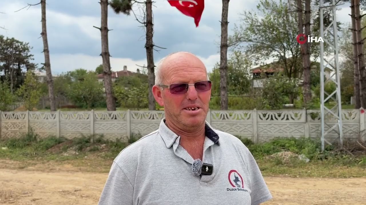 İş makinesinin üzerine çıkıp Türk bayrağını düzeltti, ardından böyle öptü