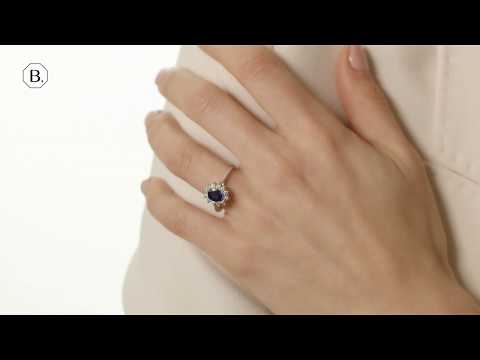 Entourage ring in white gold with an oval sapphire and round diamonds