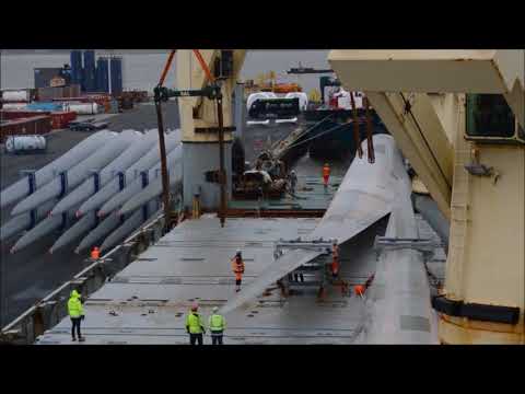 Lifting wind turbine blades