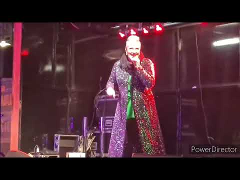 Wanda Kay 09.12.2024 auf dem Weihnachtsmarkt in Essen "Pink Monday" Feuerwald