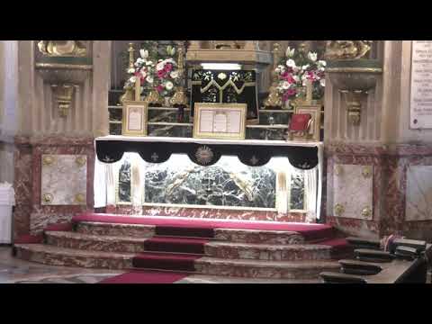 Tandis que le monde proclame