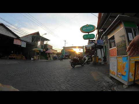 A vibrant morning market - walking and buying snacks & street food breakfast | Walking in Indonesia