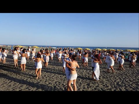KizombaVersuS Academy - Unidos Por La Kizomba (Flashmob Italy)